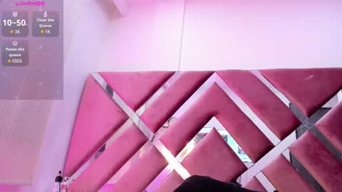 zoe_evaanss_ online show from June 17, 2026, 7:15 pm
