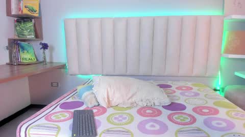 zoe_henderson online show from March 26, 2026, 3:12 am