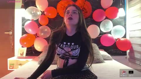 Snapshot of zoe_le chatting on February 16, 2026, 11:50 am Zoe online show from February 16, 2026, 11:50 am