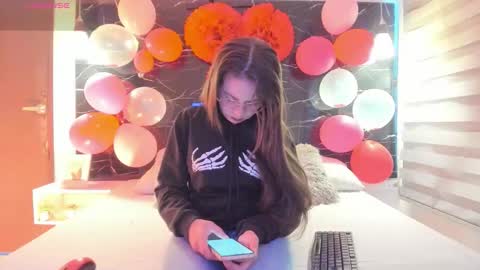 Snapshot of zoe_le chatting on February 18, 2026, 12:01 pm Zoe online show from February 18, 2026, 12:01 pm