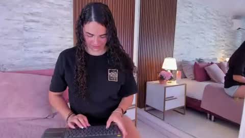 zoehiltonx online show from July 17, 2026, 2:24 pm