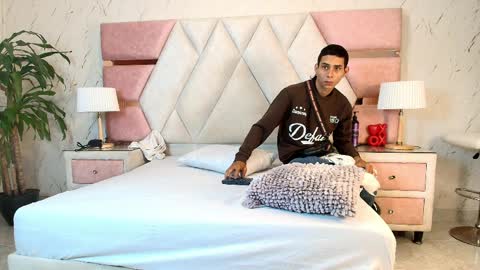 zoelucas online show from April 4, 2026, 11:51 am