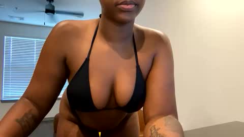 Snapshot of zoemovesme chatting on June 3, 2026, 8:47 pm Zoe online show from June 3, 2026, 8:47 pm