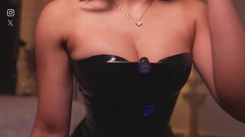 zoevidal_ online show from March 11, 2026, 12:22 pm