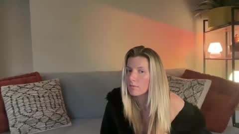 Zoeydanner online show from February 12, 2026, 11:33 pm