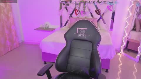 Snapshot of zury_tay chatting on October 28, 2025, 11:36 am ZURY online show from October 28, 2025, 11:36 am