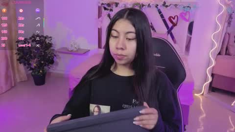 Snapshot of zury_tay chatting on November 8, 2025, 11:32 am ZURY online show from November 8, 2025, 11:32 am