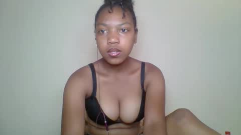 zyraelle_01 online show from May 6, 2026, 11:59 am
