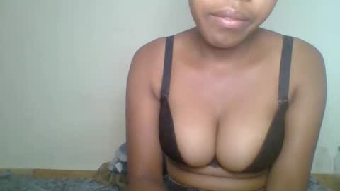 zyraelle_01 online show from May 17, 2026, 8:05 pm