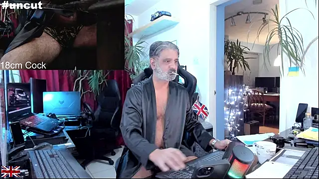 Snapshot of OnlineBossUK chatting on October 24, 2025, 9:55 pm OnlineBossUK online show from October 24, 2025, 9:55 pm