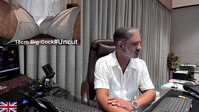 Snapshot of OnlineBossUK chatting on March 22, 2026, 4:54 pm OnlineBossUK online show from March 22, 2026, 4:54 pm