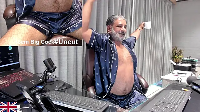 Snapshot of OnlineBossUK chatting on April 2, 2026, 5:05 am OnlineBossUK online show from April 2, 2026, 5:05 am