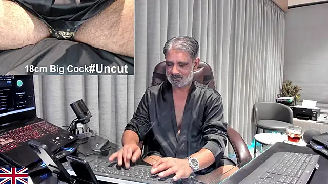 Snapshot of OnlineBossUK chatting on April 4, 2026, 8:39 pm OnlineBossUK online show from April 4, 2026, 8:39 pm
