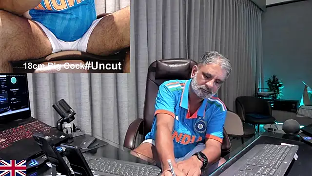 Snapshot of OnlineBossUK chatting on July 18, 2026, 4:22 pm OnlineBossUK online show from July 18, 2026, 4:22 pm