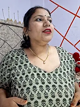 MOM-SUN-COUPLE online show from February 26, 2025, 4:56 pm