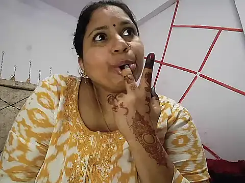 MOM-SUN-COUPLE online show from March 4, 2025, 8:49 pm