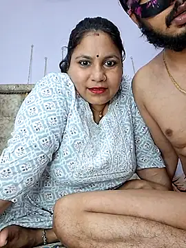 MOM-SUN-COUPLE online show from March 14, 2025, 4:40 pm