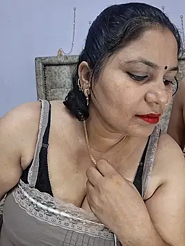 MOM-SUN-COUPLE online show from March 15, 2025, 5:04 pm