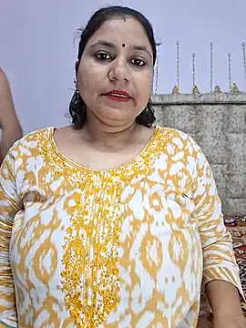 MOM-SUN-COUPLE online show from March 21, 2025, 5:23 pm