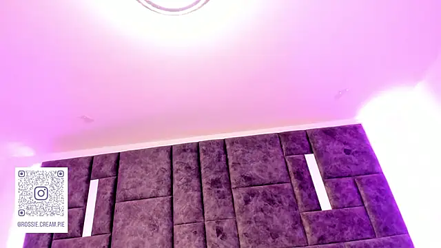 Snapshot of Petit-Rosse chatting on March 3, 2025, 11:03 pm Petit-Rosse online show from March 3, 2025, 11:03 pm