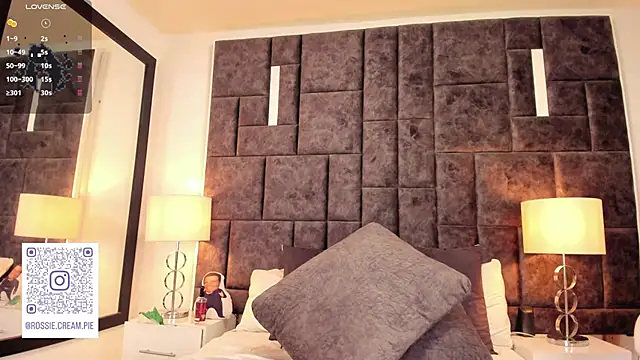 Snapshot of Petit-Rosse chatting on March 6, 2025, 5:46 am Petit-Rosse online show from March 6, 2025, 5:46 am