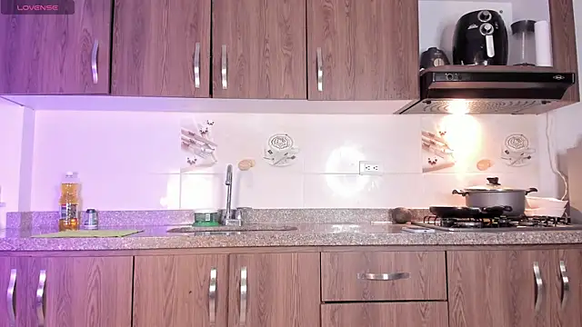 Snapshot of Petit-Rosse chatting on November 6, 2025, 12:22 am Petit-Rosse online show from November 6, 2025, 12:22 am