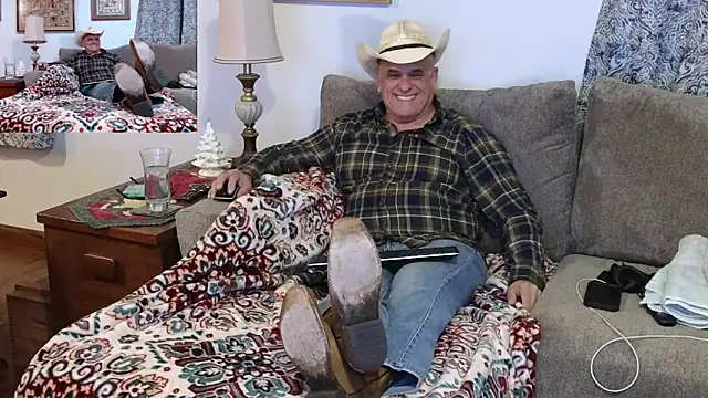 Snapshot of Foxhunt99 chatting on December 17, 2024, 2:55 am Foxhunt99 online show from December 17, 2024, 2:55 am