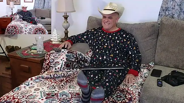 Snapshot of Foxhunt99 chatting on December 18, 2024, 3:37 am Foxhunt99 online show from December 18, 2024, 3:37 am