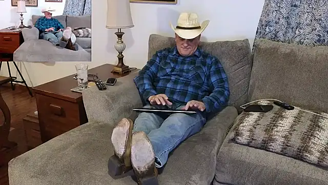 Snapshot of Foxhunt99 chatting on February 5, 2025, 3:02 am Foxhunt99 online show from February 5, 2025, 3:02 am