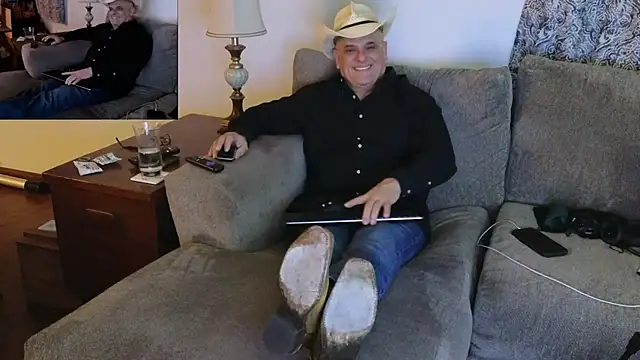 Snapshot of Foxhunt99 chatting on February 27, 2025, 3:47 am Foxhunt99 online show from February 27, 2025, 3:47 am