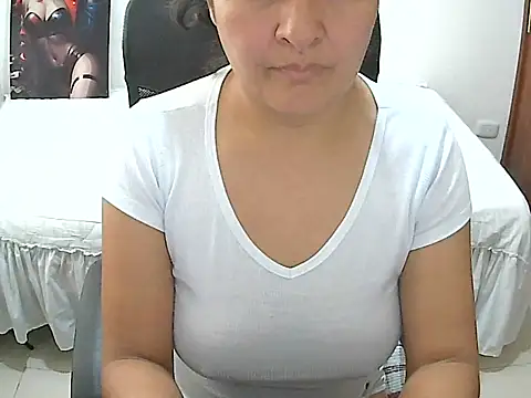 Snapshot of SenthiX chatting on October 13, 2025, 1:33 pm SenthiX online show from October 13, 2025, 1:33 pm