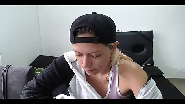 Snapshot of MommyMiaWs chatting on February 25, 2025, 4:31 pm MommyMiaWs online show from February 25, 2025, 4:31 pm