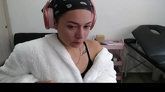 Snapshot of MommyMiaWs chatting on March 5, 2025, 4:24 pm MommyMiaWs online show from March 5, 2025, 4:24 pm