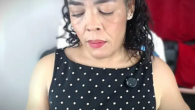 Abril Beltran  online show from October 9, 2025, 10:30 pm