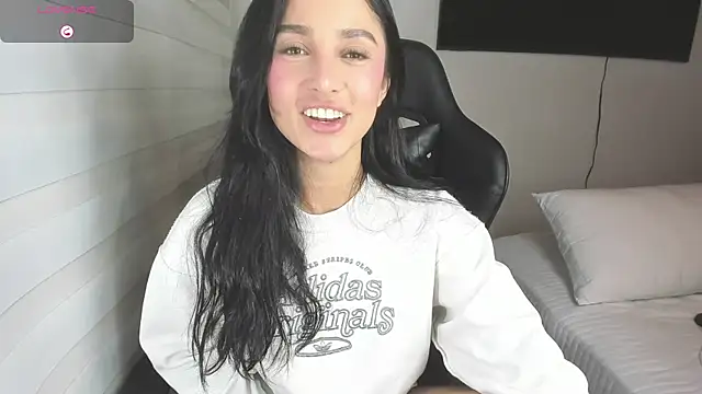 EvaMoet online show from September 17, 2025, 9:22 am