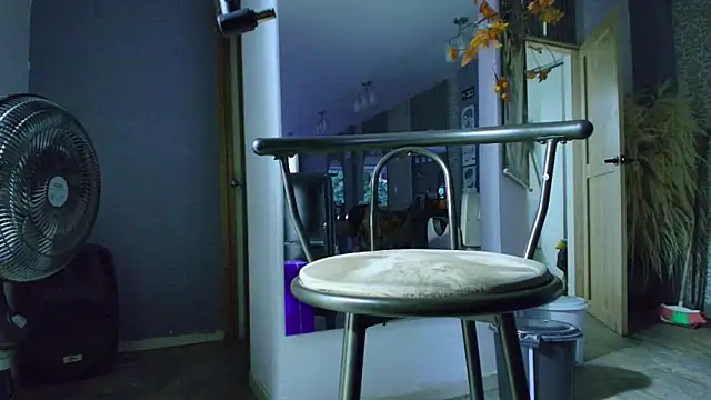 Snapshot of roxana_collins chatting on November 3, 2025, 10:42 pm roxana collins online show from November 3, 2025, 10:42 pm