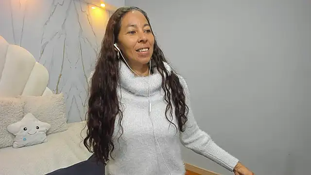 Rosalinda Cortez online show from December 17, 2024, 3:49 pm