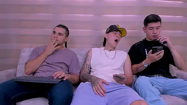 Snapshot of blessmyneighbors2 chatting on February 7, 2025, 8:10 pm blessmyneighbors2 online show from February 7, 2025, 8:10 pm