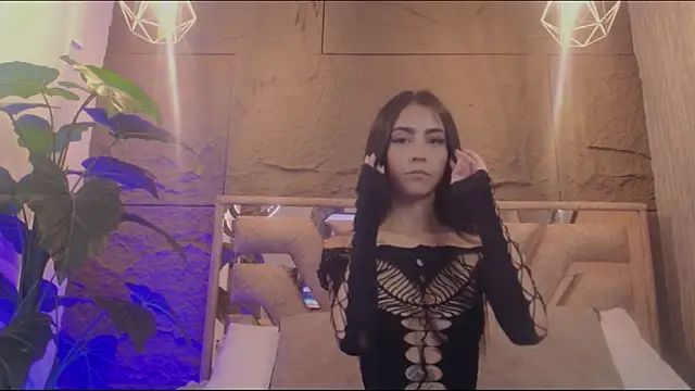 Coralinnee  online show from May 14, 2026, 4:41 am