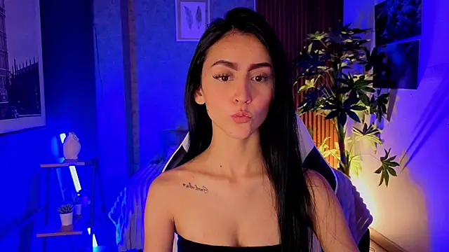 Coralinnee  online show from June 16, 2026, 2:14 am
