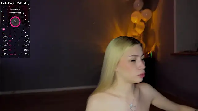 Snapshot of sarah_kurt chatting on March 4, 2025, 9:22 pm sarah kurt online show from March 4, 2025, 9:22 pm