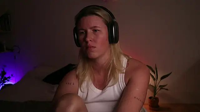 moonamii online show from September 29, 2025, 7:40 pm