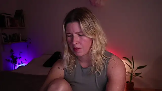 moonamii online show from October 14, 2025, 6:20 pm