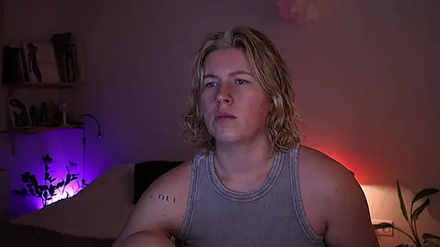 moonamii online show from December 16, 2025, 6:24 pm