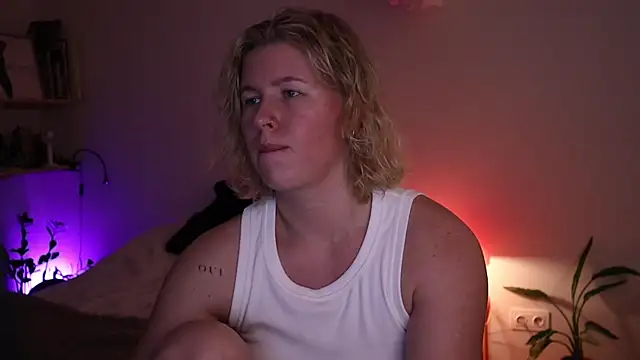 moonamii online show from December 22, 2025, 6:27 pm