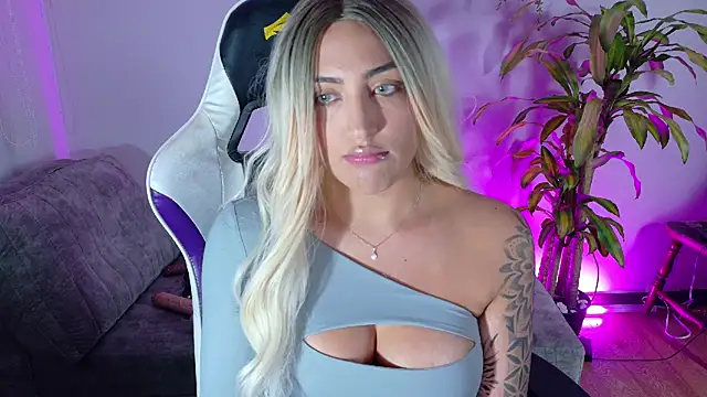 Snapshot of a_belladanger chatting on October 25, 2025, 1:35 am a belladanger online show from October 25, 2025, 1:35 am