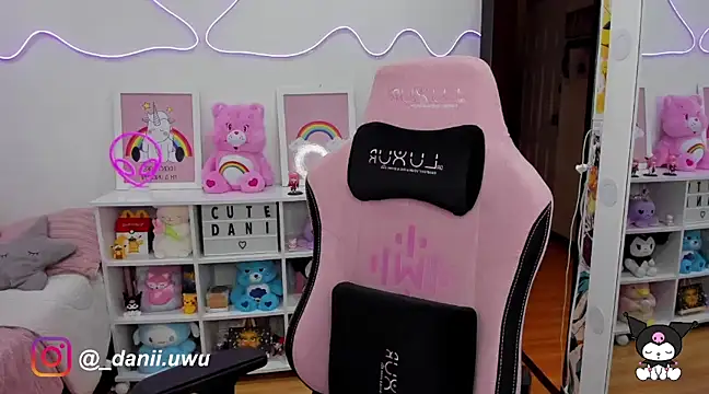 Snapshot of CuteDani_ chatting on March 3, 2025, 8:16 am CuteDani online show from March 3, 2025, 8:16 am