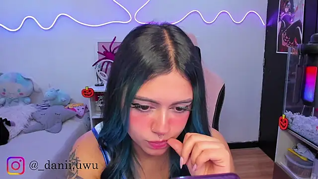 Snapshot of CuteDani_ chatting on October 10, 2025, 8:35 am CuteDani online show from October 10, 2025, 8:35 am