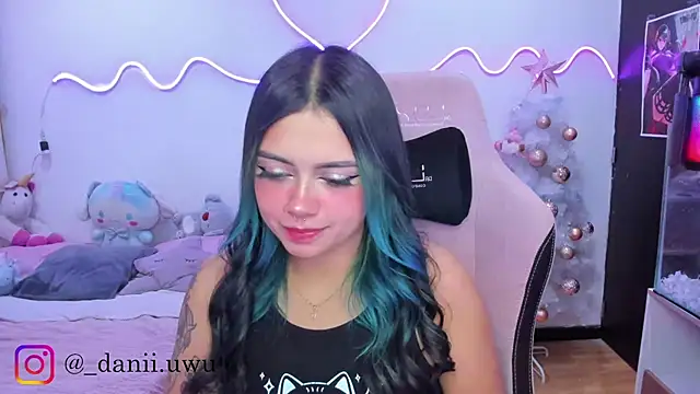 Snapshot of CuteDani_ chatting on November 29, 2025, 9:23 am CuteDani online show from November 29, 2025, 9:23 am