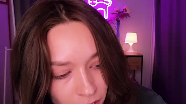 VivianLy  online show from February 16, 2025, 12:32 pm